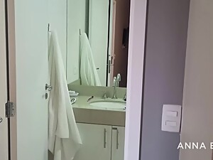 Anna Blue bem safada raspando a bucetinha rosa e se exibindo em um banho gostoso