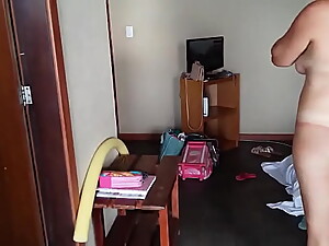 Corno filmando a esposa na casa de praia