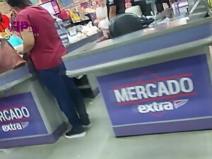 Cristina Almeida se exibindo dentro do supermercado extra com o marido filmando escondido.