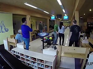 HUNT4K. Sex beim Bowling - Strike!