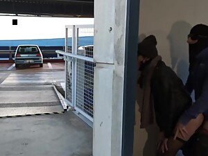 Femme se fait baiser par un inconnu sur le parking, son mari l'attend. Cocu