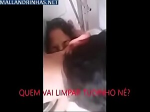 Corno secando o amante suado enquanto ele metia em sua esposa