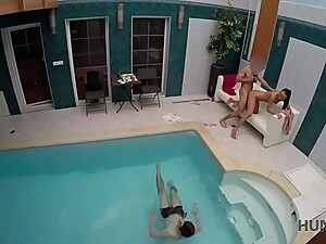 HUNT4K. Sexabenteuer im privaten Swimmingpool