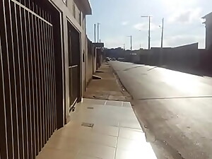 Corno filmando esposa na porta de casa