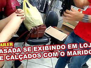 Casada Safada se exibindo para o vendedor em uma loja de calç_ados, filmada pelo corno - Marido da Cristina