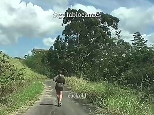 Hotwife gostosa se exibe na rua para o corno, caminhando de mini saia no estilo catwalk