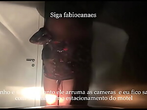 Sensual. Sarro da Hotwife safada com o comedor negã_o dotado na garagem enquanto o corninho prepara o quarto de motel para eu dar gostoso.